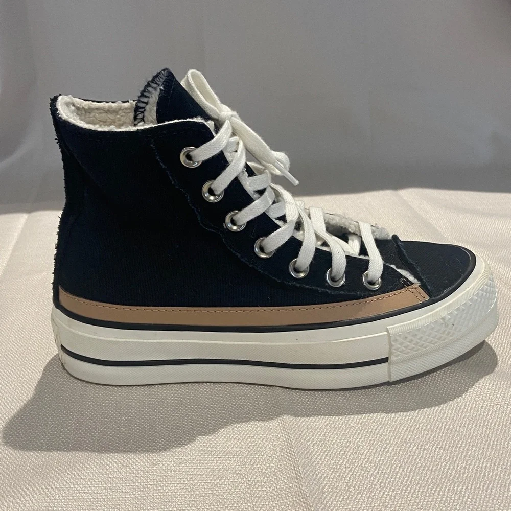 Converse All Star Black and White Women’s High-Tops Platform Sneakers. Size 5.